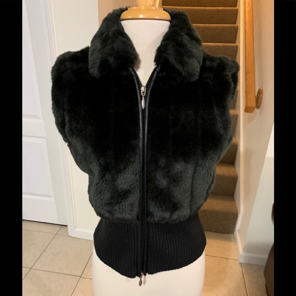 Faux Fur XS zip up black vest. Ribbed knit back B6